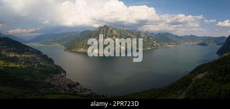 Atemberaubender Blick aus der Vogelperspektive auf den See Iseo und den Berg Corna Trentapassi Stockfoto