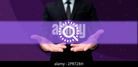 Geschäftsmann Mit Digitalem Display, Futuristisches System Für Die Suchtechnologie In Den Händen. Man Hand Holding Digital Glowing Search. Präsentationstechnologie Für Erwachsene. Stockfoto