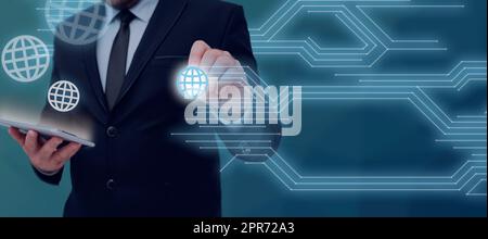 Geschäftsmann Mit Tablet Und Stift, Der Auf Neue Daten Verweist Und Diese Präsentiert. Mann Im Anzug, Handy Und Bleistift In Den Händen Und Wichtige Nachrichten Zeigen. Stockfoto