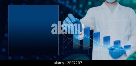 Doctor Holding Pen Und Zeigen Auf Digital Generierte Balken- Und Liniendiagramme Mit Nach Oben Zeigendem Pfeil. Wissenschaftler, Der Daten Und Box Mit Werbetexten Zeigt. Stockfoto