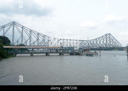 Die Howrah-Brücke, eine ausbalancierte, befestigte Freischwinger-Brücke über den Hooghly-Fluss in Westbengalen, Indien, Südasien-Pazifik, 28. Juni 2022 Stockfoto