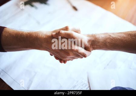 Der Deal ist besiegelt. Ausgeschnittene Aufnahme von zwei unkenntlichen Geschäftsleuten, die sich die Hände schüttelten. Stockfoto