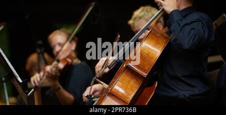 Symphony-Sounds. Ausgeschnittene Aufnahme von Musikern während eines Orchesterkonzerts. Stockfoto