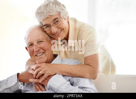 Hes mein erstes und letztes. Ein gealtertes Paar zu Hause zusammen. Stockfoto