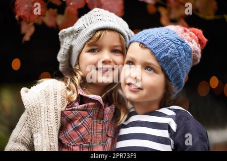 Nicht nur mein Bruder, sondern auch mein bester Freund. Porträt eines niedlichen Bruders und einer Schwester, die an einem Herbsttag im Freien stehen. Stockfoto