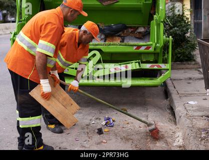 Die Stadt sauber halten. Eine Aufnahme eines Teams von Müllsammlern. Stockfoto