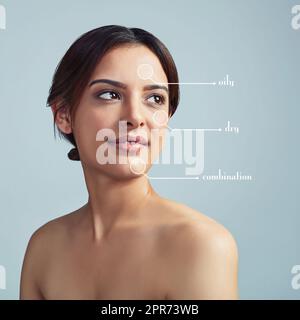 Brauchen Sie etwas, um Ihre Haut Feuchtigkeit auszugleichen. Studioaufnahme einer jungen Frau vor grauem Hintergrund. Stockfoto