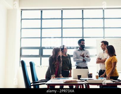 Kreativität ist der beste Geschäftsplan. Aufnahme kreativer Mitarbeiter, die in einem modernen Büro ein Meeting abhalten. Stockfoto