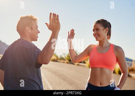 Lass uns gehen. Eine kurze Aufnahme von zwei jungen Menschen, die während ihres Trainings hohe Fiving-Zeiten hatten. Stockfoto