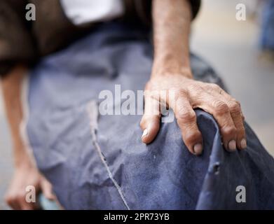 Alt werden mit würde. Kurzer Schuss eines älteren Mannes, der eine Schürze trägt. Stockfoto