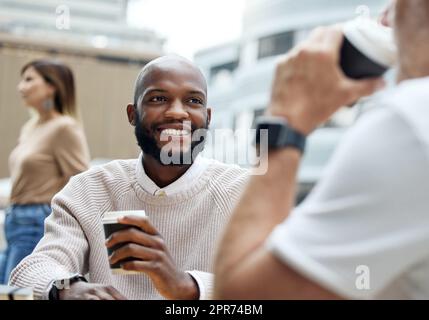 Genießen Sie die Arbeit in einem sehr engagierten und geselligen Umfeld. Aufnahme eines jungen Geschäftsmannes, der vor einem Büro mit seinen Kollegen eine Pause machte. Stockfoto