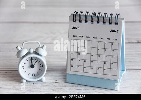 Juni 2023 weißer Tischkalender auf Holztisch. Neujahrskonzept und Kopierbereich Stockfoto