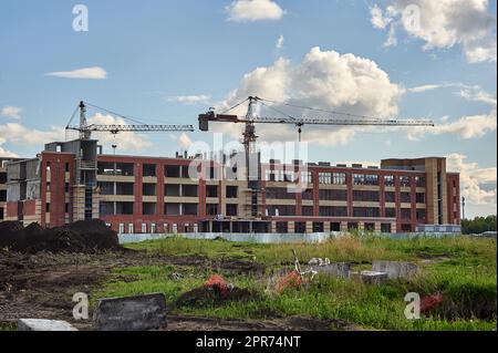 Bau eines Verwaltungsgebäudes auf monolithische Weise mit einem Turmdrehkran Stockfoto