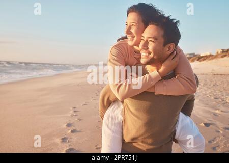 Junges, vielfältiges Biracial-Paar, das gemeinsam am Strand Spaß hat. Junges, vielfältiges Biracial-Paar, das gemeinsam am Strand Spaß hat. Stockfoto