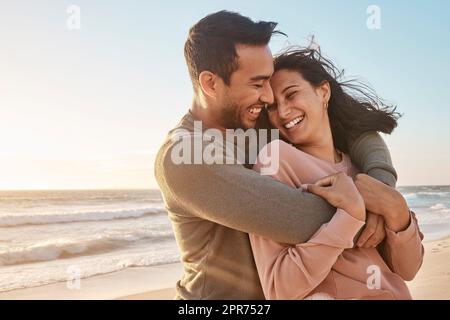 Junges, vielfältiges Biracial-Paar, das gemeinsam am Strand Spaß hat. Junges, vielfältiges Biracial-Paar, das gemeinsam am Strand Spaß hat. Stockfoto