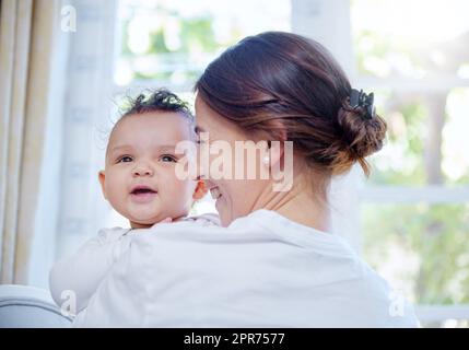 Ihr Lächeln ist so süß. Aufnahme einer Frau, die ihr Baby kuschelt. Stockfoto