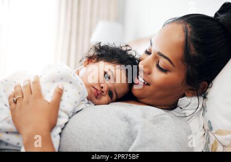 Ich gebe ihr meine ganze Liebe. Aufnahme einer jungen Frau, die ihr kleines Mädchen kuschelt. Stockfoto