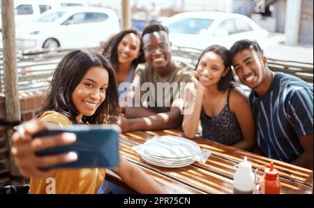 Schlemmen mit den Besties. Aufnahme einer Gruppe junger Freunde, die gemeinsam Selfies in einem Restaurant machen. Stockfoto