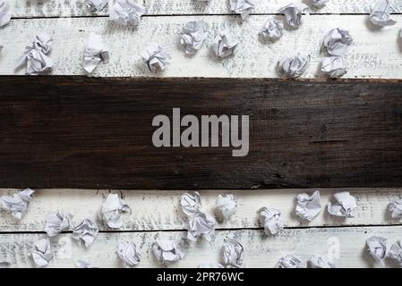 Wichtige Informationen, Die Auf Einem Holzstück Mit Papier Auf Dem Boden Beschrieben Sind. Krutiale Ankündigungen Auf Holztafel Mit Zerknitterten Notizen Überall. Stockfoto