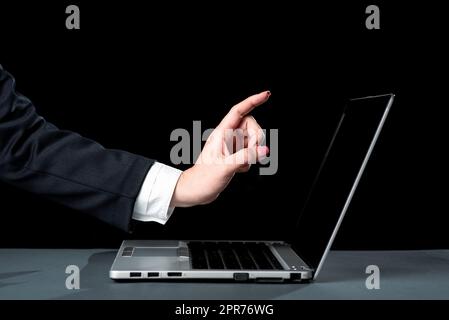 Geschäftsfrau, Die Eine Wichtige Nachricht Auf Den Laptop-Bildschirm Zeigt. Frau, Die Grausame Informationen Auf Dem Computer Zeigt. Die Dame Im Anzug Präsentiert Die Letzten Ankündigungen. Stockfoto