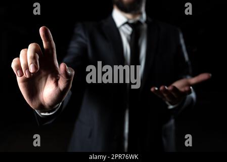 Geschäftsmann Zeigt Mit Einem Finger Auf Grausame Informationen Und Präsentiert Nachrichten Mit Der Anderen Hand. Mann Im Anzug Präsentiert Aktuelle Updates. Führungskraft Zeigt Wichtige Ideen. Stockfoto