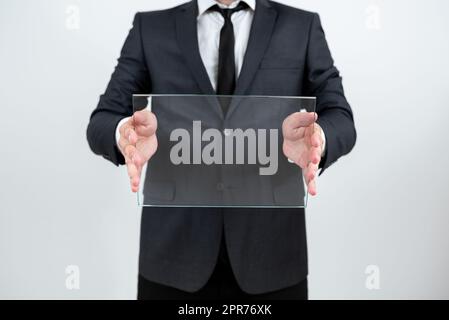 Männlich Corporate Holding Transparent Glass Und Wichtige Ankündigung. Geschäftsmann Trägt Anzug, Zeigt Rechteckiges Brett Und Wirbt Für Die Unternehmensmarke. Stockfoto