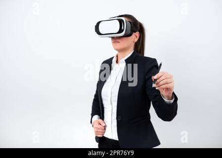 Frau Trägt Eine Vr-Brille Und Zeigt Auf Aktuelle Updates Mit Pen. Geschäftsfrau Mit Einer Virtual-Reality-Brille Und Präsentation Einer Neuen Idee. Führungskraft Zeigt Verspätete Daten An. Stockfoto