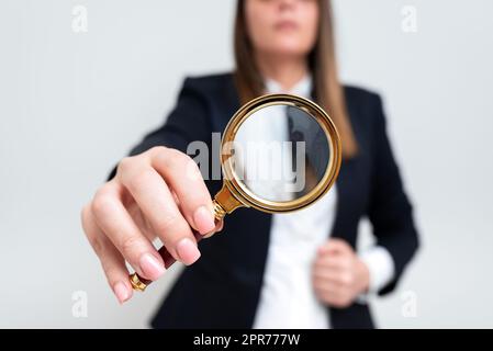 Geschäftsfrau, Die Eine Lupe In Einer Hand Hält. Frau Mit Vergrößerungsglas, Um Auf Wichtige Informationen Hinzuweisen. Lady Im Anzug, Die Die Grausamkeit Heranzoomt. Führungskraft Präsentiert Neue Idee. Stockfoto