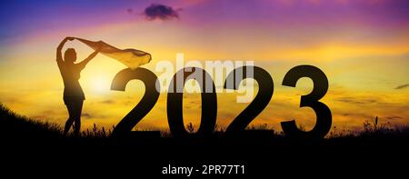 Willkommen, frohe Weihnachten und ein frohes neues Jahr 2023 im Hintergrund der Dämmerung. Stockfoto