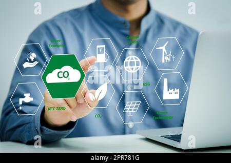 Geschäftsmann Hand berührt globale Erwärmung Erneuerbare Energie ein virtueller Bildschirm. Reduzierung der Emissionen von CO2. Konzept der nachhaltigen Geschäftsentwicklung. Stockfoto