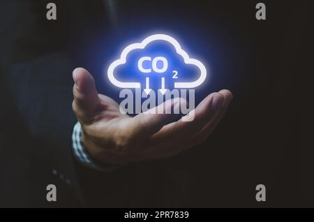 Man Hand Icon Wolke. Nachhaltige umweltfreundliche Energie CO2-Emissionen und globale Erwärmung mit Investitionsbeschränkungen Symbole virtueller Bildschirm. Geschäftskonzept. Stockfoto