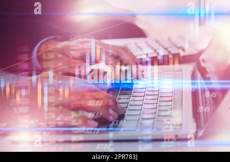 Geschäftsmann mit Laptop-Computer-Tastatur-Analyse und Wirtschaftswachstum Big-Data-Börse mit Finanzdiagrammen. Konzepte des Digital Virtual Screen Marketing. Stockfoto