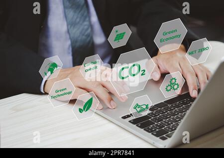 Organisationen oder Unternehmen entwickeln Carbon Credit Business Virtual Screen. Reduzierung der Emissionen von CO2. Konzept der nachhaltigen Geschäftsentwicklung. Stockfoto