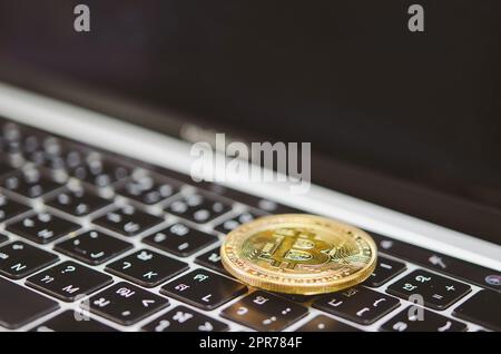 Münze Währung Wirtschaft Handel Markt Investition digitales Geld Krypto Bitcoin auf Tastatur Computer Laptop.Business Exchange Finanzierung Blockchain Konzept. Stockfoto