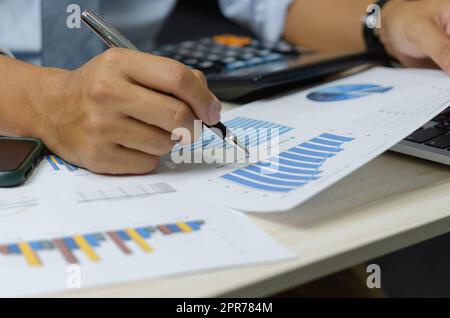 Geschäftsmann hält Stift, um Computer-Grafiken und Diagramme Daten statistische Daten Finanzanalyse Dokumente zu arbeiten. Stockfoto