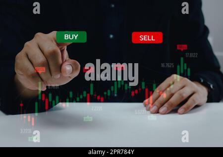 Finanzgrafik mit einem Geschäftsmann, der einen Knopf berührt Börse zukünftige Analyse Investition für virtuellen Bildschirm Business Digital Interface Technologie Konzept. Stockfoto