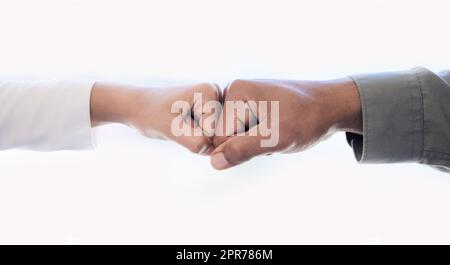 Lassen Sie uns gemeinsam etwas großartiges erschaffen. Nahaufnahme von zwei nicht erkennbaren Geschäftsleuten, die sich in einem Büro gegenseitig eine Faust schlagen. Stockfoto