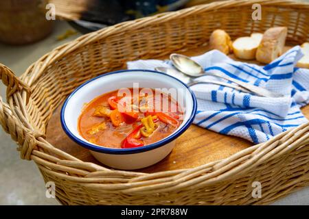 Über einem offenen Feuer wird Wassergulasch zubereitet! Stockfoto