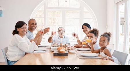 Brot brechen mit der Familie. Aufnahme einer Familie, die zusammen zu Mittag gegessen hat. Stockfoto