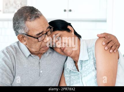 Ich habe immer eine Schulter, auf die Sie sich stützen können. Aufnahme eines älteren Ehepaares, das zu Hause unglücklich aussieht. Stockfoto