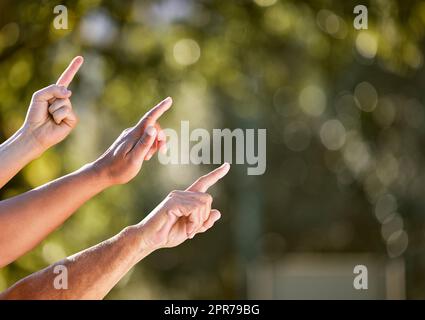 Der einzige Weg ist vorwärts. Aufnahme einer Gruppe von nicht erkennbaren Männern, die im Freien nach oben zeigen. Stockfoto