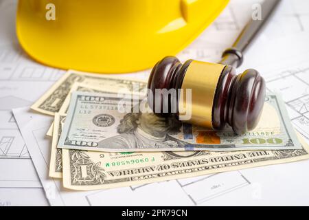 Bauplan und Hammer mit gelbem Helm und US-Dollar-Banknoten, Ingenieur- und Baurecht und Justiz. Stockfoto