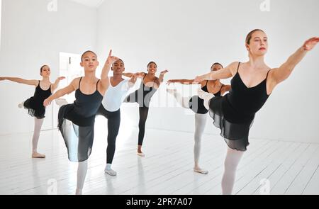 Ballett ist der einzige Weg. Eine Gruppe junger Balletttänzer üben ihre Routine in einem Tanzstudio. Stockfoto