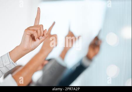 Heben Sie die Hand. eine Gruppe von nicht erkennbaren Geschäftsleuten, die ihre Hände im Büro erheben. Stockfoto