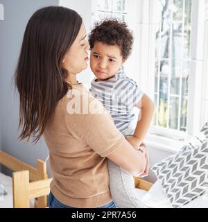 Eine Mutter umarmt ihren traurigen Sohn zu Hause. Stockfoto