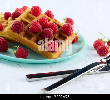 Stapel gebackene belgische Waffeln mit reifer roter Himbeere Stockfoto