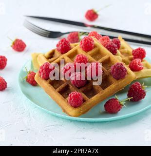 Stapel gebackene belgische Waffeln mit reifer roter Himbeere Stockfoto