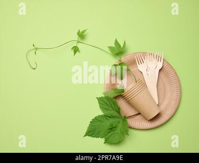 Braune Papierteller und Einwegbecher. Das Konzept der Vermeidung von Kunststoffschalen Stockfoto