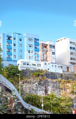 Landschaft moderner Wohnapartments in der Altstadt von Santa Cruz de La Palma mit Kopierbereich. Die wunderschöne Architektur des Hotels in Spanien mit blauem Himmel ist ideal für Unterkünfte während des Urlaubs Stockfoto