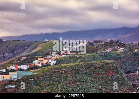 Die kleine Stadt Santa Cruz de La Palma in Spanien. Wunderschöner Landschaftsblick auf eine Stadt in den Bergen und auf dem Land. Malerischer Blick auf ein Wohngebiet auf einer Insel für Tourismus und Reisen Stockfoto